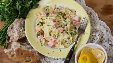 Pastastrikjes met zalm en kruidenkaas