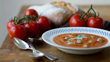 Tomatensoep met balletjes en peterselieroom