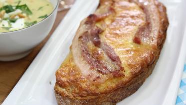 Croque monsieur soufflé met gezouten spek en Comtékaas en een bloemkoolsoepje