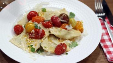 Zelfgemaakte ravioli met bolognaisevulling en gepofte kerstomaatjes