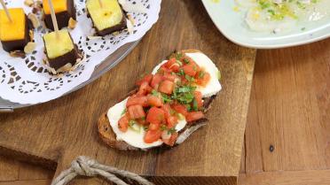 Bruschetta met mozzarella en tomaat, carpaccio van sint-jacobsschelpen met bottarga