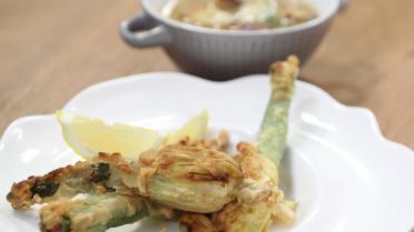 Gevulde courgettebloem met mozzarella en een echte ajuinsoep