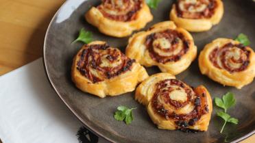 Bladerdeeghapje met Gandaham, tomatentapenade en Parmezaanse kaas