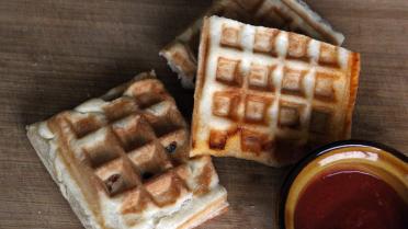 Restjeswafel met kip, mozzarella en tomatensaus