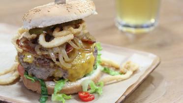 Op reis met Ivan Pecnik: 'surf en turf' hamburger met inktvisringen, rundsvlees en cheddar