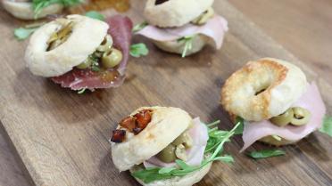 Mini focaccia broodjes, mosterd en dragonolie, bresaola