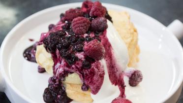 Suikervrije pavlova met blauwe bessen en frambozen