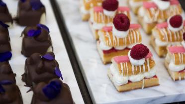 Petit four met chocolade of frambozen