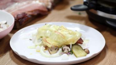 Raclette met kruidenboter en venkel-peer salade