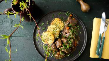 Stoofpotje van lam met rösti's van aardappel en bieslook