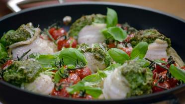 Tongrolletjes met spinaziepesto, trostomaatjes en volkoren spaghetti