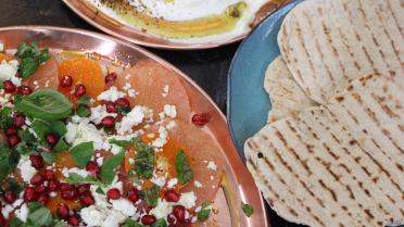 Citrussalade met feta, basilicum en platbrood