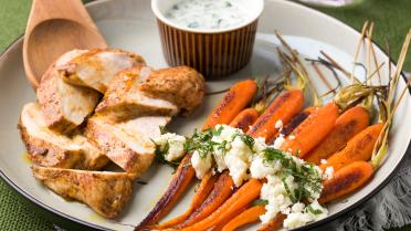 Gemarineerde kip met Marokkaanse wortelen, feta en yoghurtmuntdressing