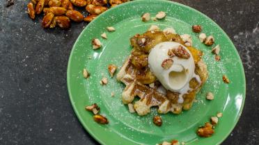 Zachte wafels met vanilleroomijs en gezouten, gekarameliseerde amandelen 