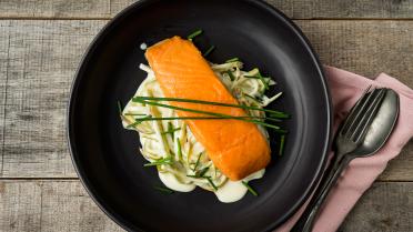 Gegrilde gerookte zalm met spaghetti van asperges