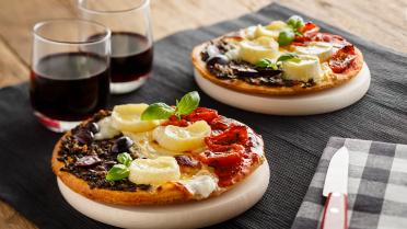Pizza 'zwart geel rood' met Maredsous® kaas
