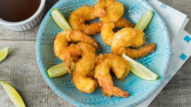 Gefrituurde scampi met een zoetzuur sausje