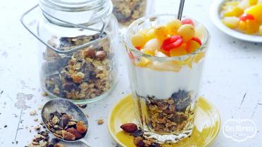 Boerenyoghurt met noten-chocolademuesli en fruit