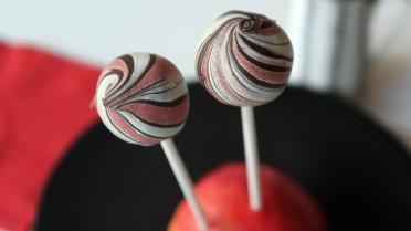 Regenboog-Cakepop van chocoladetaart