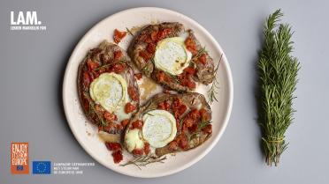 Lamsboutsneden met geitenkaas en gekonfijte tomaten