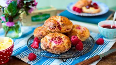 Lekker Iers: zelfgebakken scones met frambozen