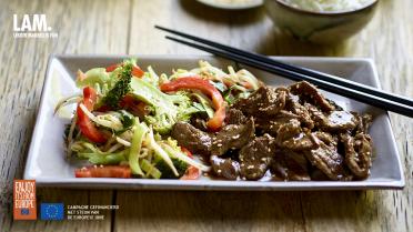 Gezonde wok met paprika, broccoli, lamsvlees en sesamzaadjes