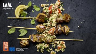 Lamsbrochettes met kruiden en tabouleh met druiven