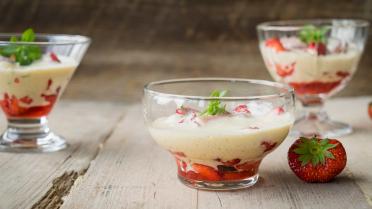 Coupe aardbeien met basilicum en vanillesabayon