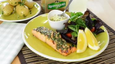 Zalmfilet met knoflook-, kruiden- en citrusboter