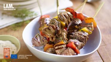 Lamsbrochettes, snelle auberginekaviaar en yoghurtsaus met munt