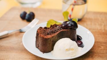 Chocolade brownie met gebakken druifjes