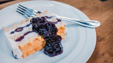 Appelsiencheesecake met blauwe bessengelei en vanillewafels