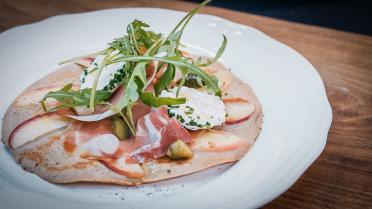 Hartige volkoren pannenkoeken met appel, ham en geitenkaas