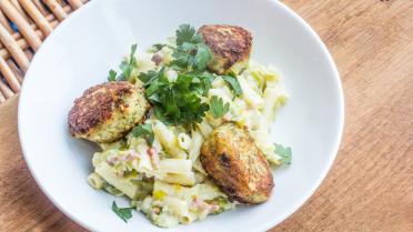 Visballetjes van kabeljauw met pasta en witte saus