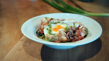 Ovenschotel met rode quinoa, ei en spinazie