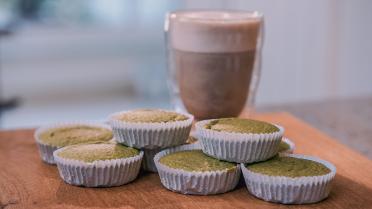 Spinazie-, banaan- en havermoutmuffins en soja kruidenlatté