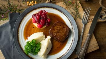 Tournedos van hert, veenbessen, knolselderpuree en portosaus 