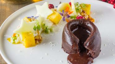 Dit is het Lekkerste Feestdessert van Vlaanderen: chocolade moelleux met notencrunch, dragon en fruit