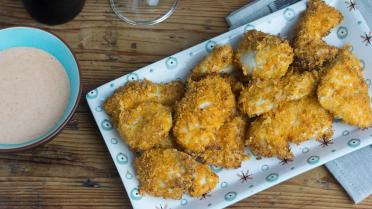 Chicken nuggets met nacho's en pittige cocktailsaus