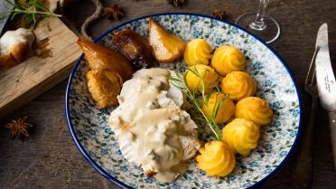 Kalkoenrollade met appeltjes, peren en gespoten patatjes