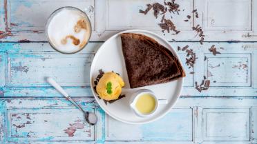 Chocoladeflensjes met mangoijs en witte chocolade saus