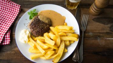 Tournedos met geflambeerde peperroomsaus, zelfgemaakte mayo en frieten