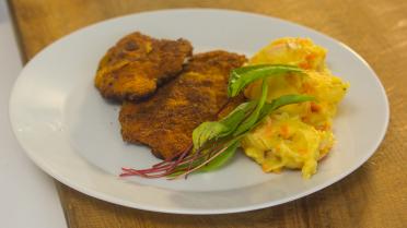 Kippenschnitzel met stoemp van gebakken wortel en raap