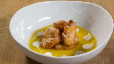 Kokosbeignets met mangocoulis en zure room