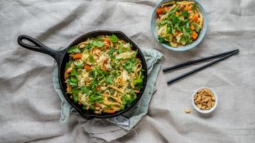 Aziatische éénpanspasta met paksoi, paprika en wortel