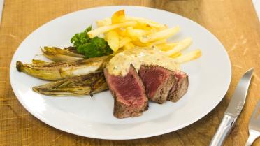 Filet pur, mousselinesaus met spekjes, gebakken witloof en veldsla met frietjes