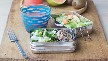 Ontbijt vol Vitamine C: havermoutballetjes, fruitsalade, broccolisalade en pompelmoessap