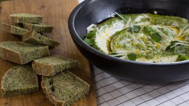 Zelfgebakken brood met spinazie en lente-ui en heerlijke ricotta-pestodip