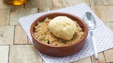 Appelcrumble met havermout, bourbon en vanille-ijs van Tjop’s