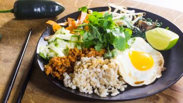 Koreaanse bibimbap met gehakt, spiegelei en spinazie